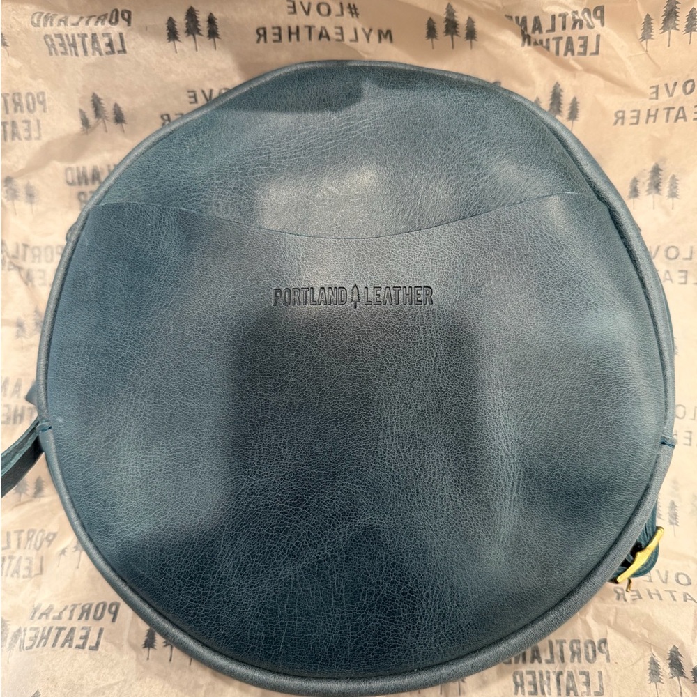 Portland Leather Circle Crossbody Bag in Aqua BNNU